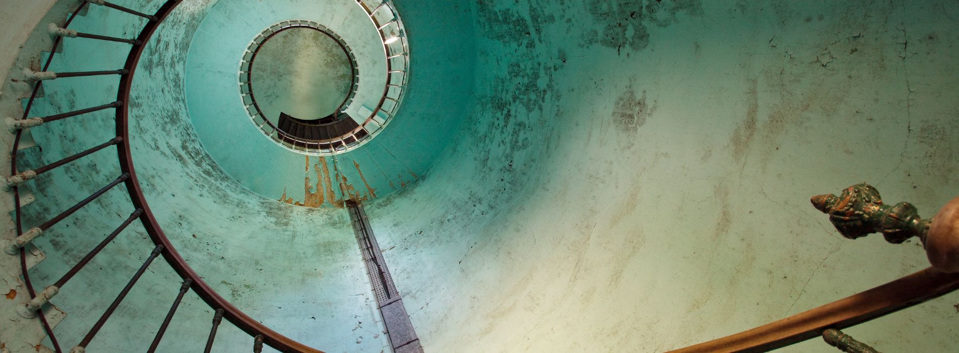 What does the inside of a lighthouse look like? - Madeinsea©