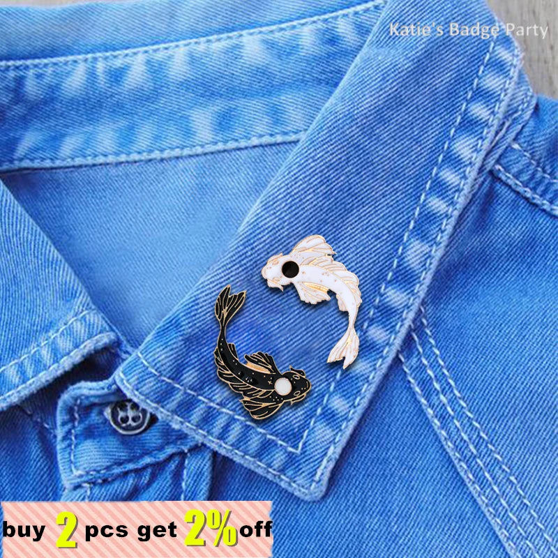 Pin de solapa de esmalte duro con diseño de pez koi y yin yang, broche con forma de pez koi, colección de alfileres de animales, regalo de joyería para amigos al por mayor