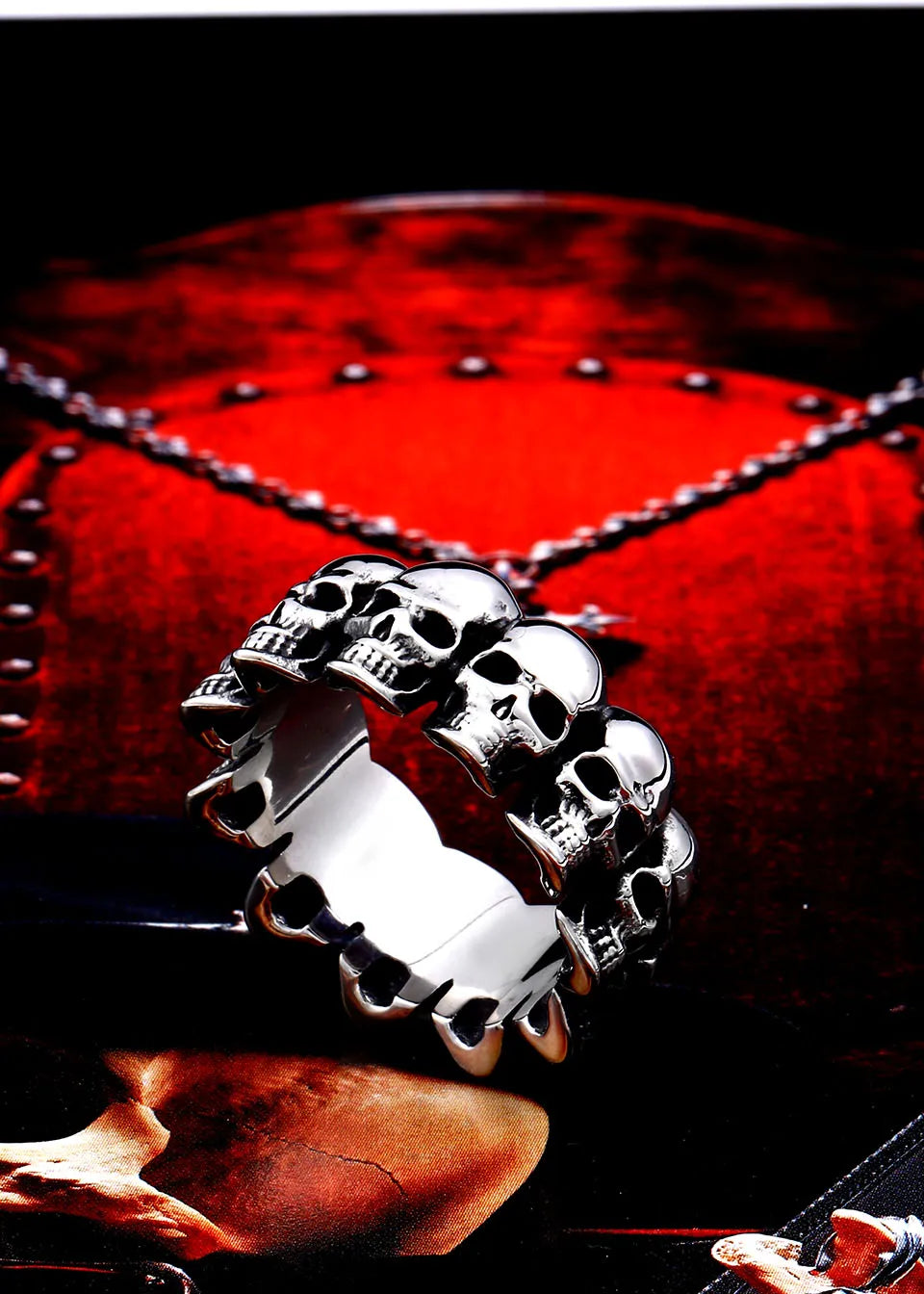 Anillo con fila de calaveras de acero inoxidable