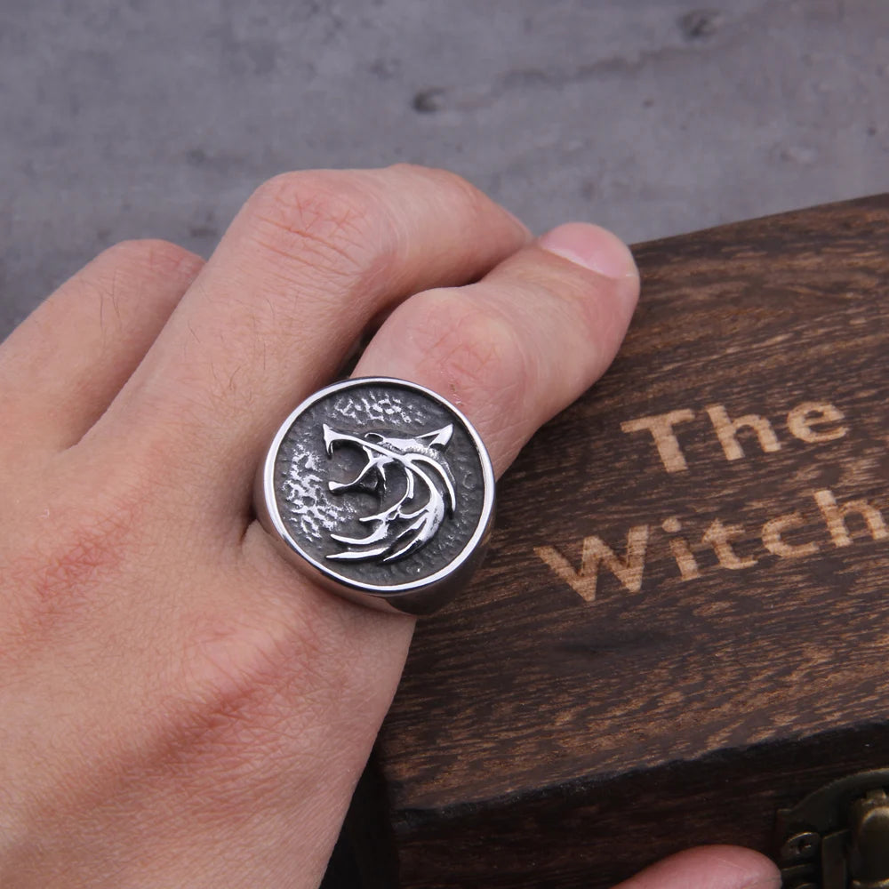 Collar y anillo con colgante de acero inoxidable de The White Wolf Witcher