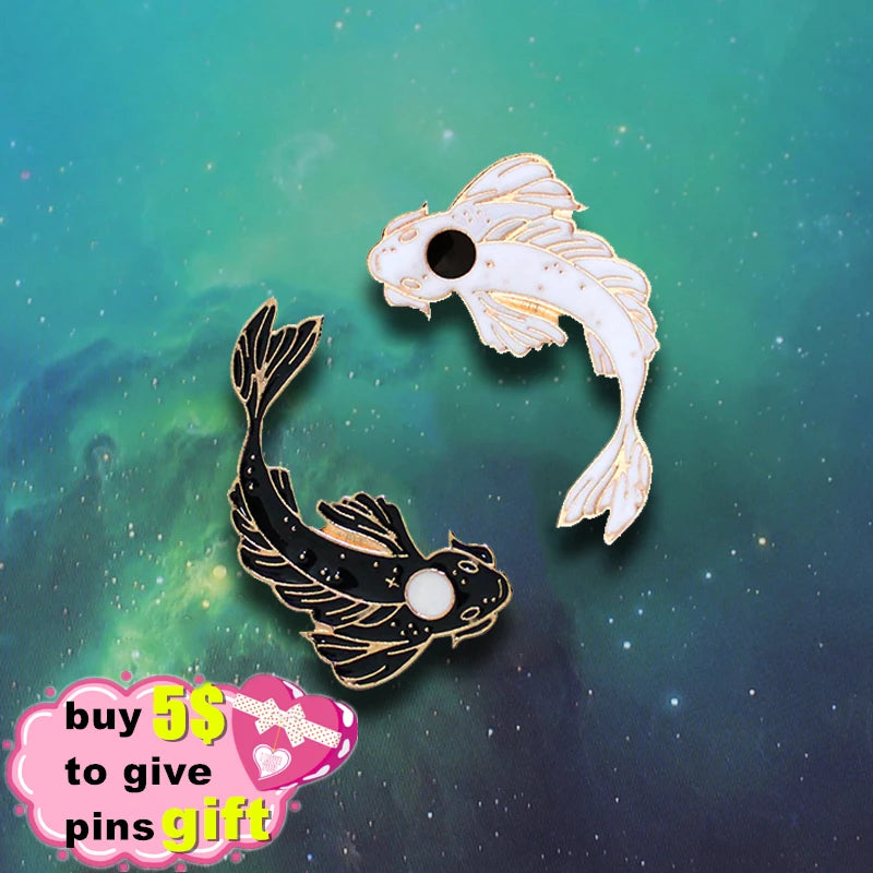 Pin de solapa de esmalte duro con diseño de pez koi y yin yang, broche con forma de pez koi, colección de alfileres de animales, regalo de joyería para amigos al por mayor