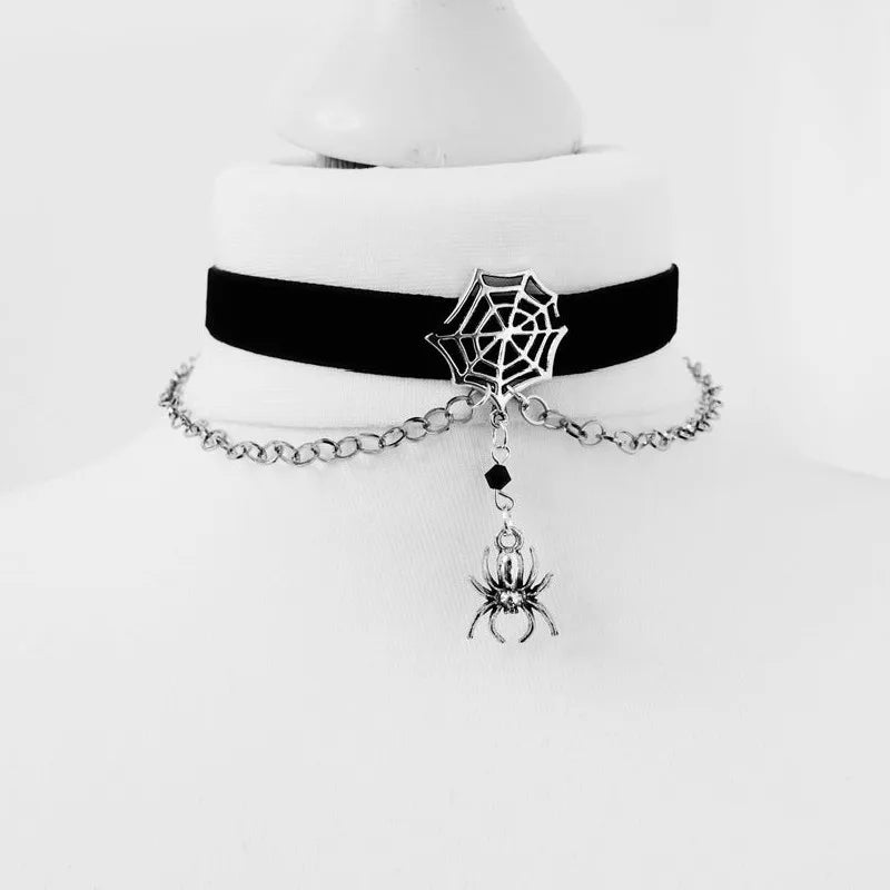 Gargantilla de telaraña de terciopelo negro punk, collar de cadena con araña colgante espeluznante, joyería gótica de Halloween, regalo creativo para mujer