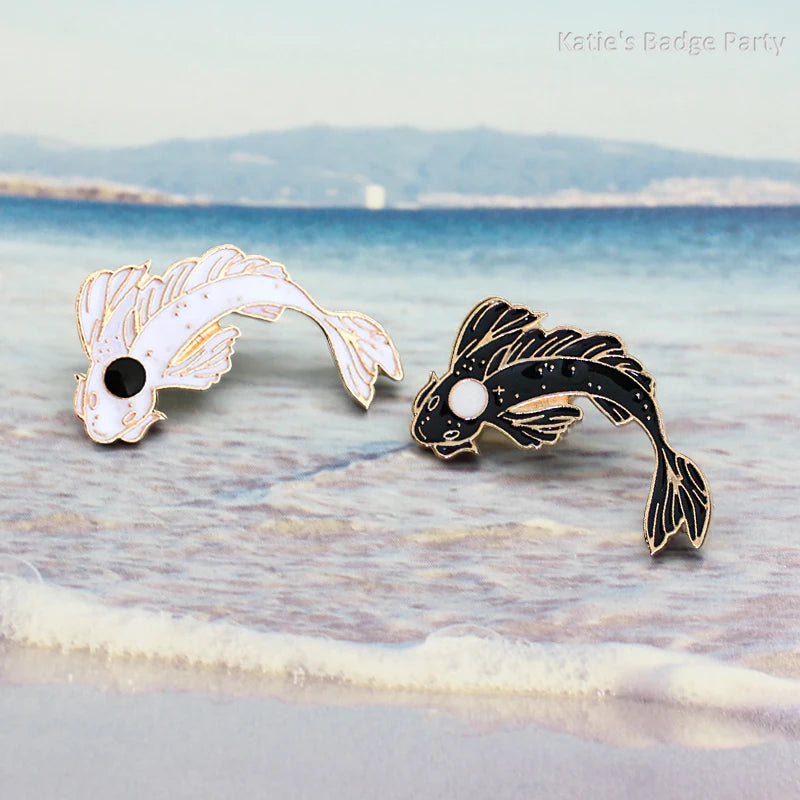 Pin de solapa de esmalte duro con diseño de pez koi y yin yang, broche con forma de pez koi, colección de alfileres de animales, regalo de joyería para amigos al por mayor