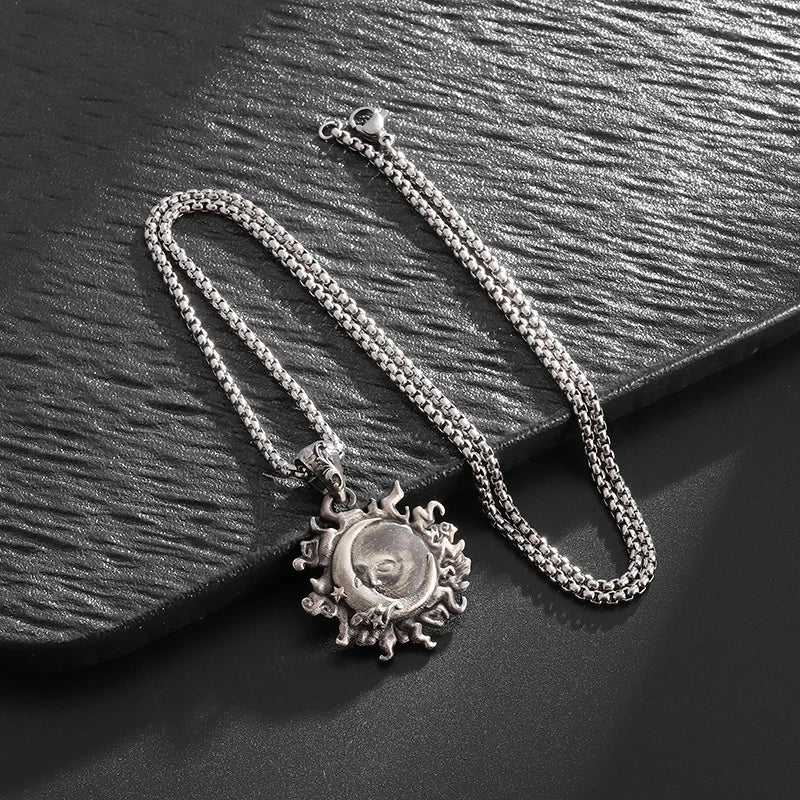 Collier pendentif rond rétro punk soleil étreignant la lune adapté aux hommes et aux femmes tendance de la mode couples bijoux commémoratifs cadeaux