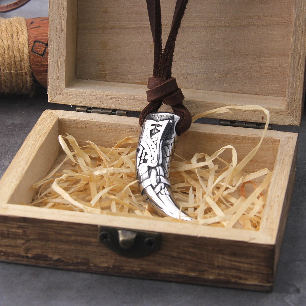 Halskette mit Wolfszahn-Anhänger aus Edelstahl mit Schnitzmuster (+ Geschenkbox aus Holz)