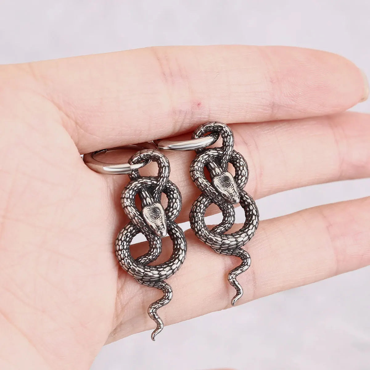 Boucles d'oreilles en acier inoxydable rétro Street Tail Winding Snake Fashion Europe et États-Unis Personnalité masculine Mme Boucles d'oreilles