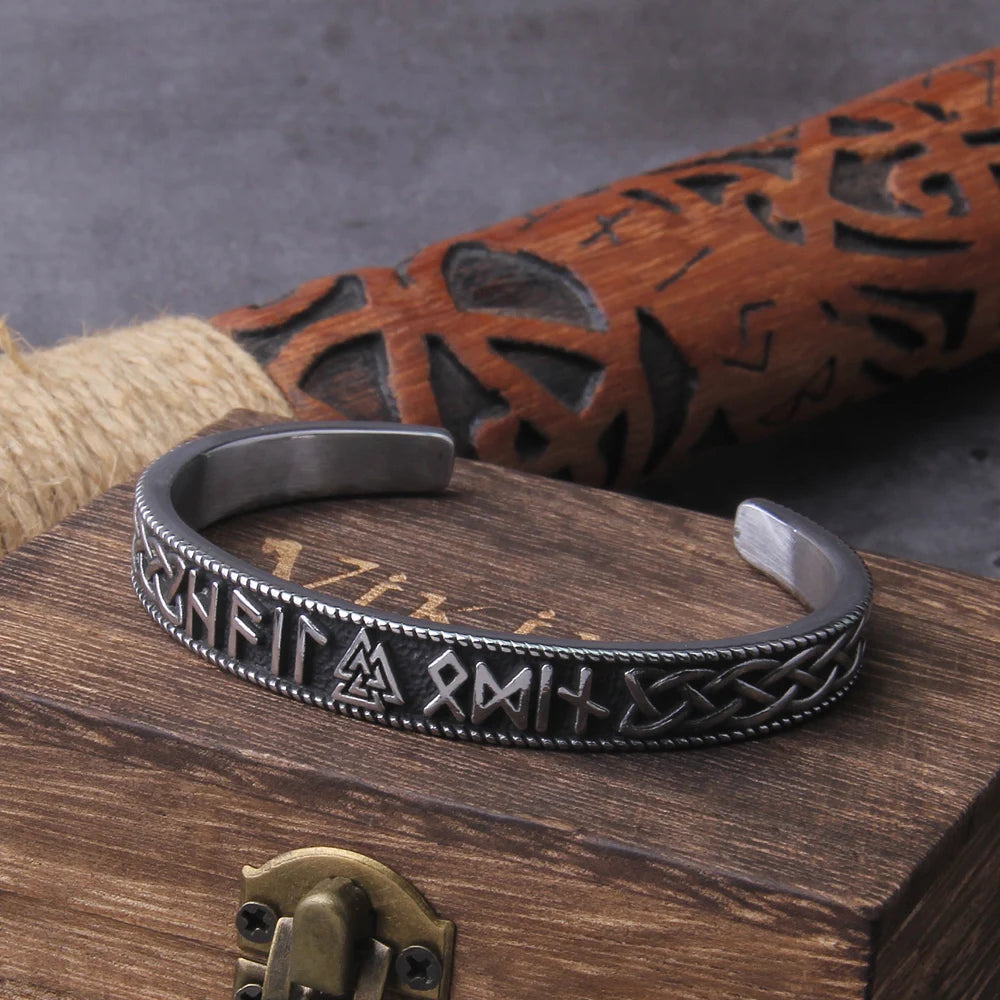 Bracelet runique nordique fait main en acier inoxydable pour homme avec marteau de Thor viking qui ne se décolore jamais avec une boîte en bois en cadeau