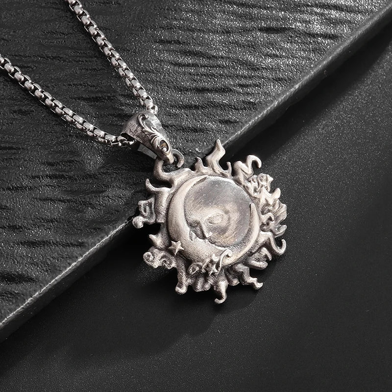 Collier pendentif rond rétro punk soleil étreignant la lune adapté aux hommes et aux femmes tendance de la mode couples bijoux commémoratifs cadeaux