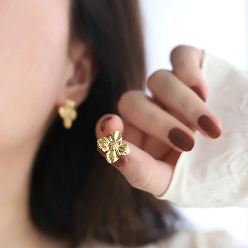 New 18K Gold Plated Stainless Steel Irregular Flower Earrings Exaggerated Metallic Flower Studs for Women Waterproof Jewelry