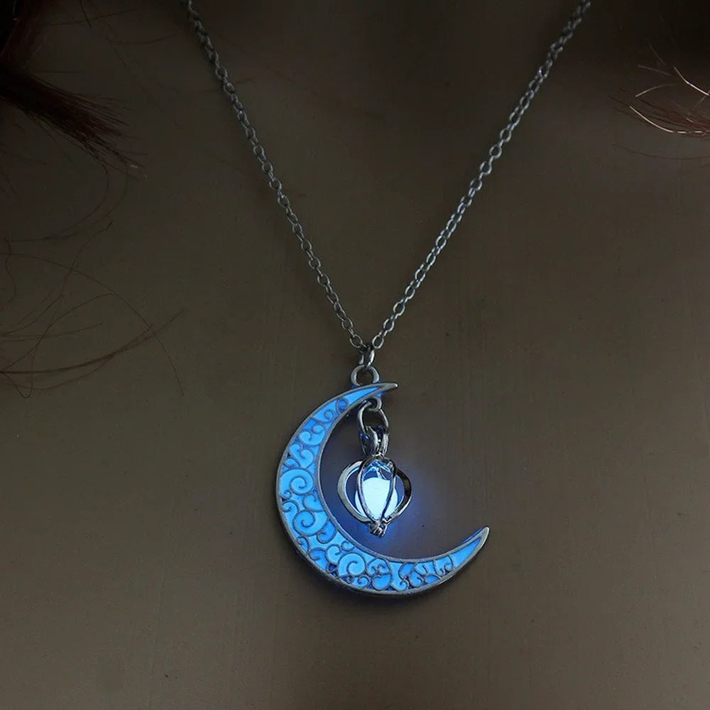 Colgante de jaula hueca luminosa con forma de luna, estrella y planeta que brilla en la oscuridad, novedoso collar para regalo de Halloween