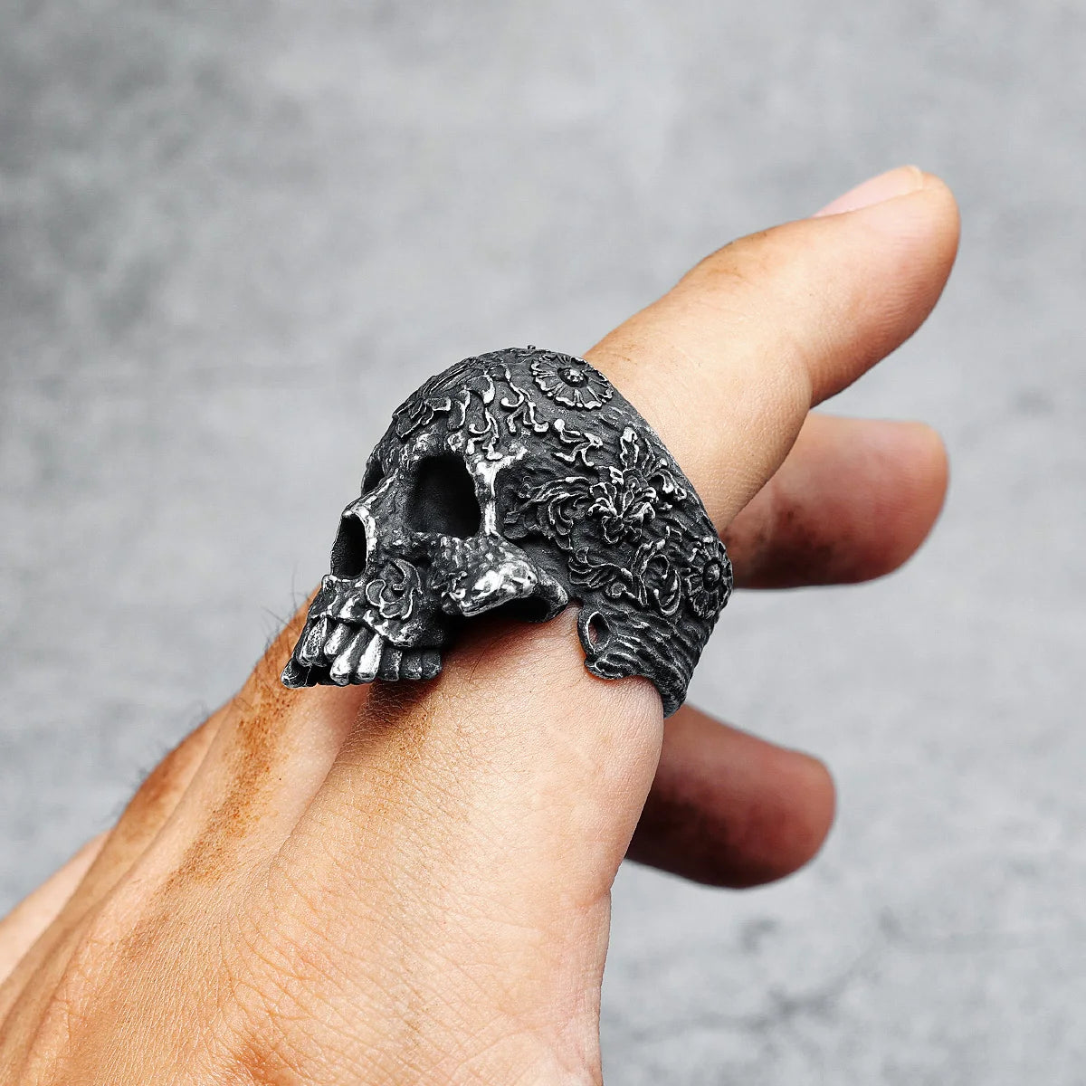 Carved Skull Men Rings 316L Stainless Steel Vintage Punk Hyperbolic Rock Party for Biker Rider Male Boyfriend Jewelry Best Gift