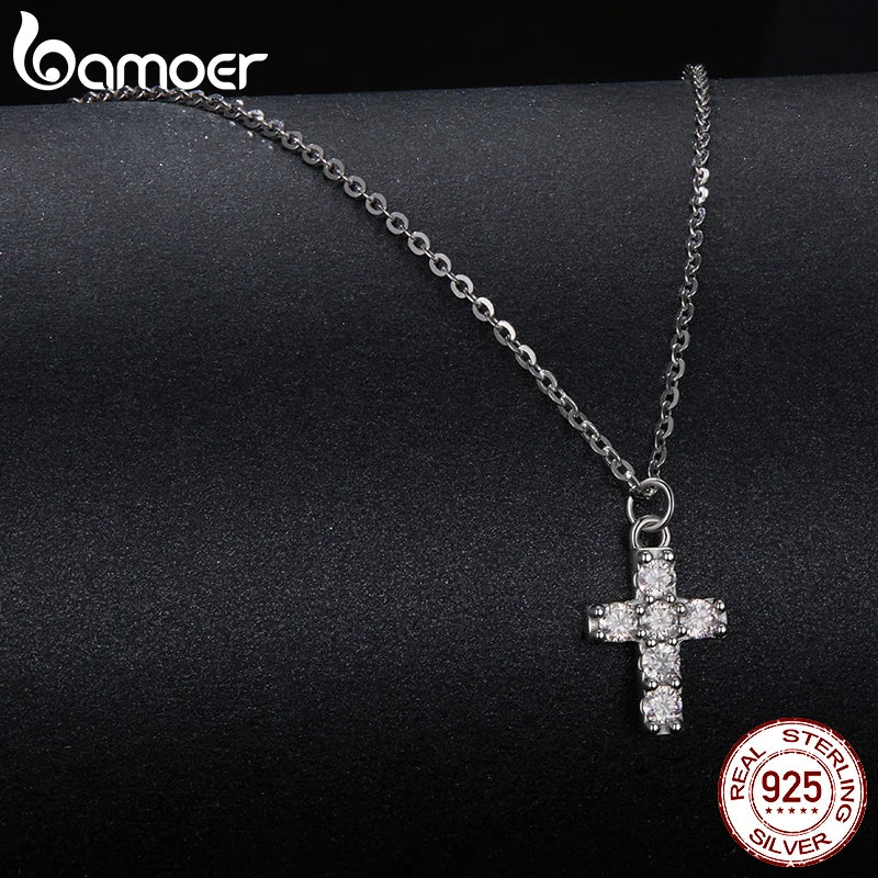 Collier en forme de croix en moissanite plaqué or blanc BAMOER pour femme, petit collier en argent sterling 925 avec croix religieuse, cadeau de Noël