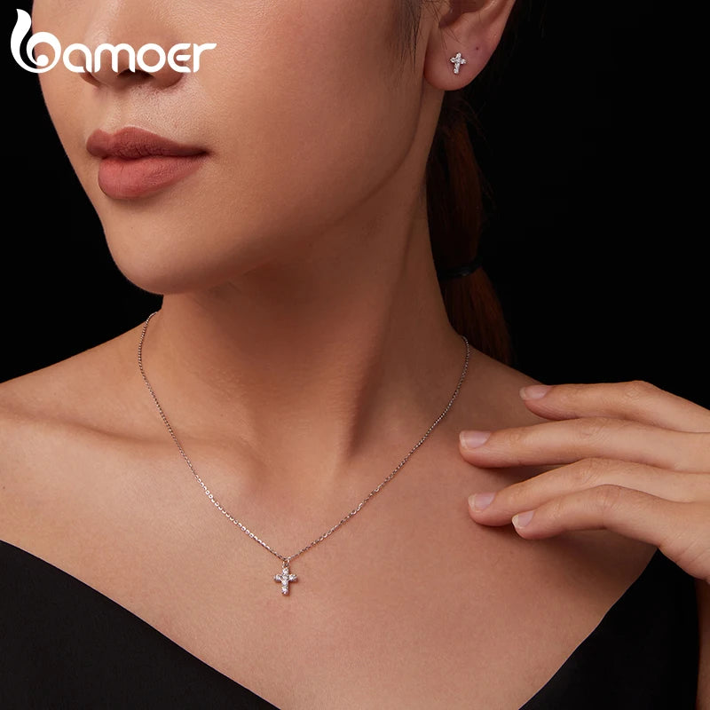 Collier en forme de croix en moissanite plaqué or blanc BAMOER pour femme, petit collier en argent sterling 925 avec croix religieuse, cadeau de Noël