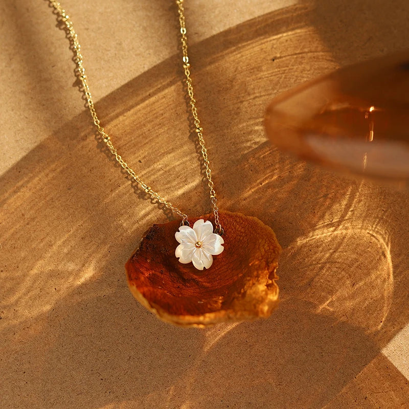 Exquisite White Shell Peach Blossom Aesthetic Flower Necklace 18k Gold Plated Stainless steel Choker Collar Fashion Jewelry Gift