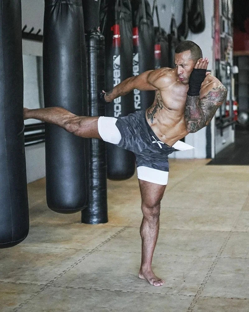 Los deportes corrientes del gimnasio de los hombres de los pantalones cortos de Camo ponen en cortocircuito 2 en 1 entrenamiento de secado rápido del entrenamiento