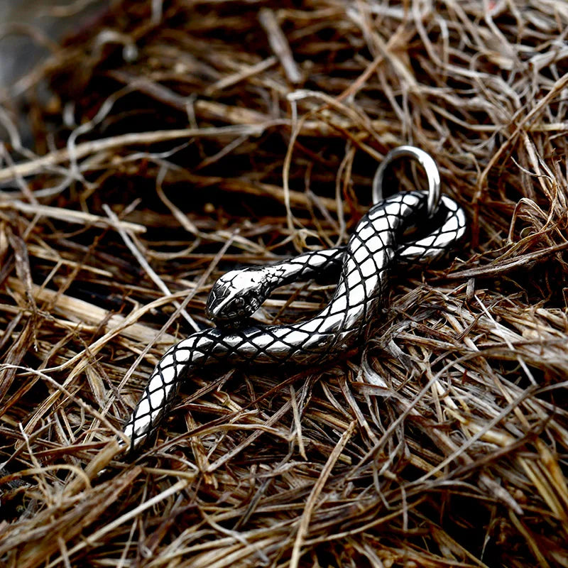 Halskette mit Schlangenanhänger mit drei Köpfen