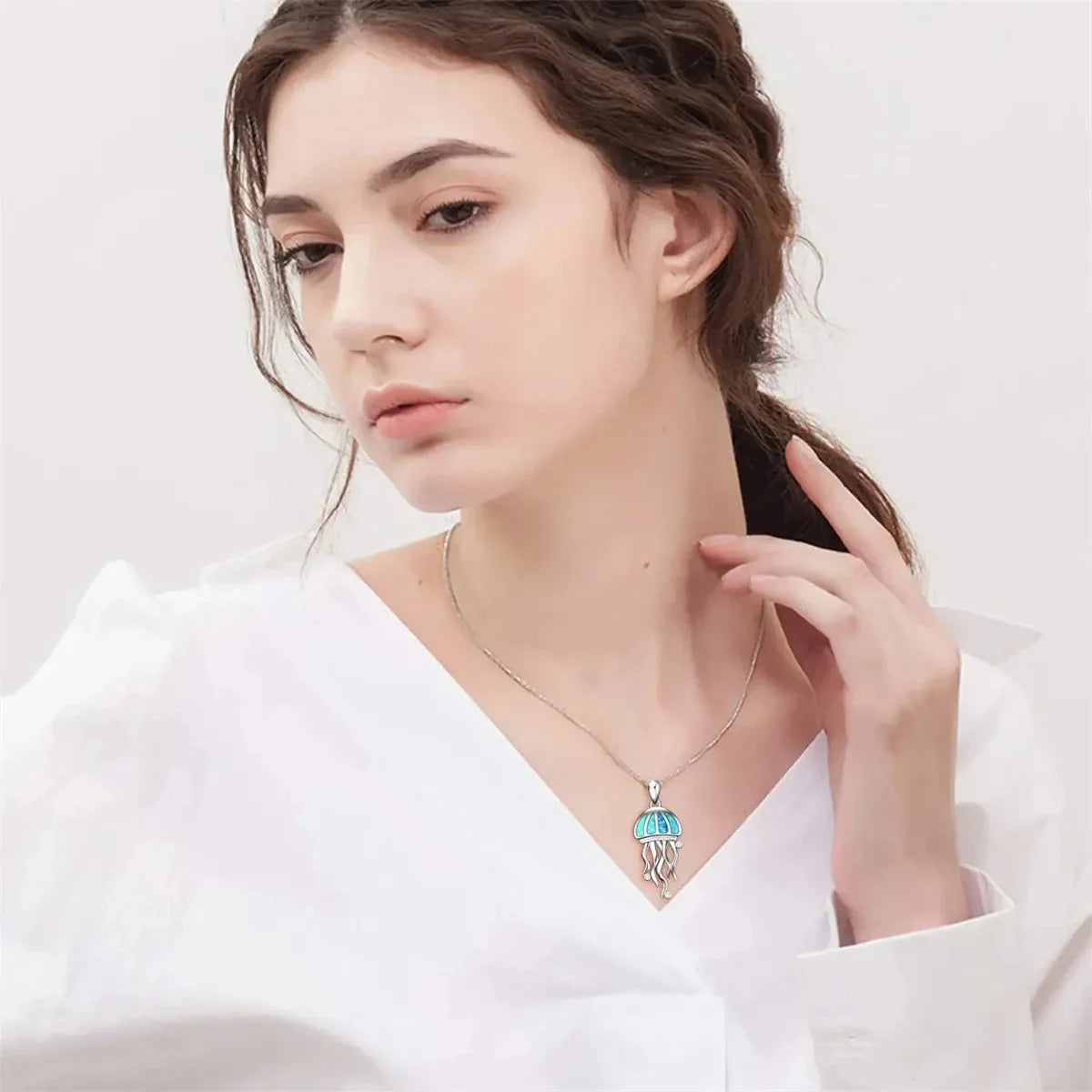 Fashion Cute Sea Jellyfish Pendant Necklace for Women Girl Inlay Imitation Blue Opal Necklace Wedding Party Jewelry Accessories