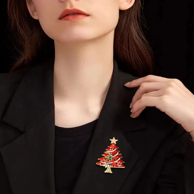 Xmas Enamel Brooch / Christmas Tree Shaped Wreath