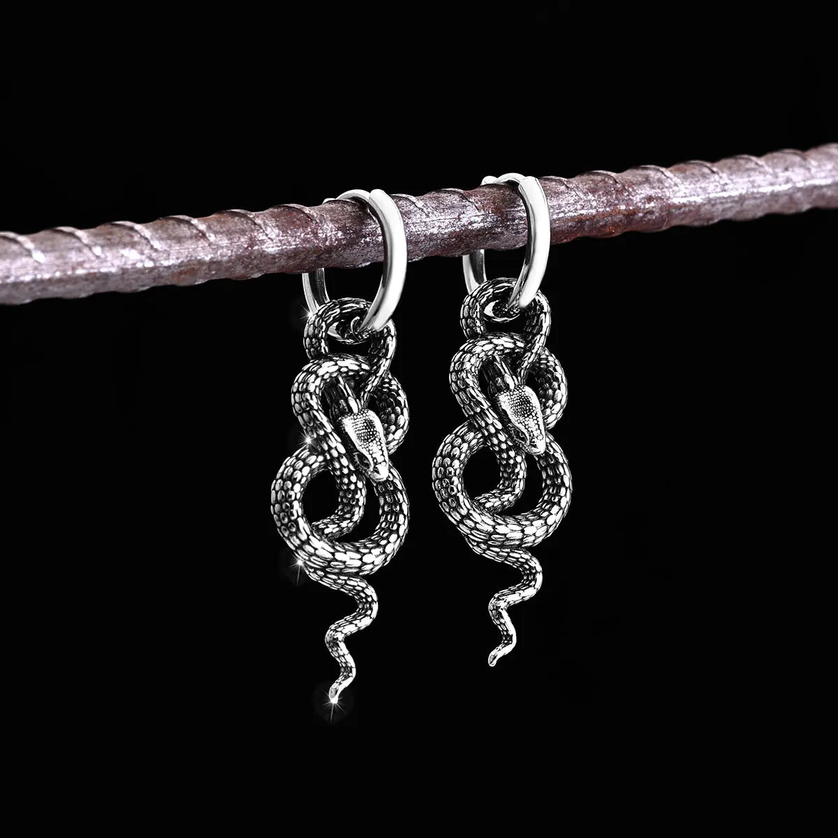 Boucles d'oreilles en acier inoxydable rétro Street Tail Winding Snake Fashion Europe et États-Unis Personnalité masculine Mme Boucles d'oreilles