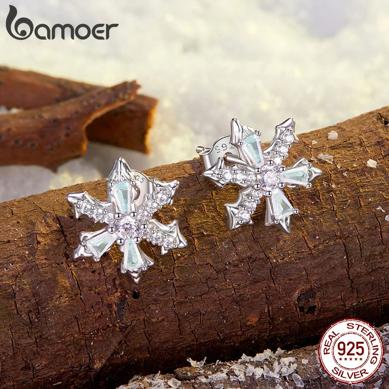 Boucles d'oreilles flocon de neige BAMOER en argent sterling 925, boucles d'oreilles à tige scintillantes en forme de flocon de neige d'hiver en zircone cubique, cadeaux de Noël pour femmes BSE1132