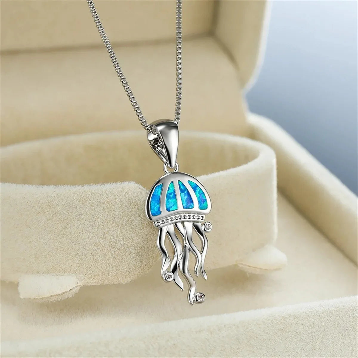 Fashion Cute Sea Jellyfish Pendant Necklace for Women Girl Inlay Imitation Blue Opal Necklace Wedding Party Jewelry Accessories