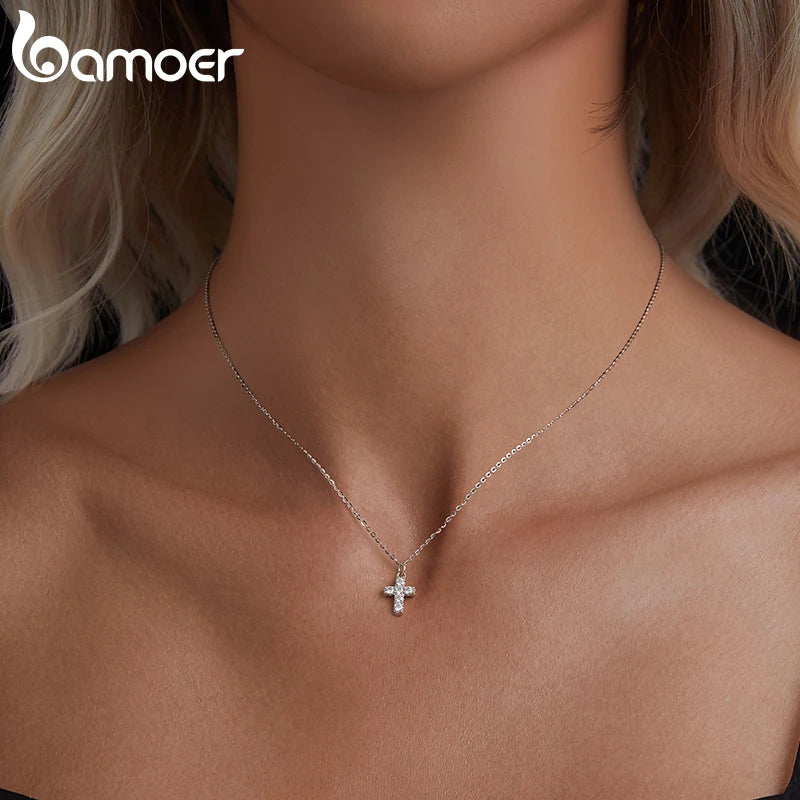 Collier en forme de croix en moissanite plaqué or blanc BAMOER pour femme, petit collier en argent sterling 925 avec croix religieuse, cadeau de Noël