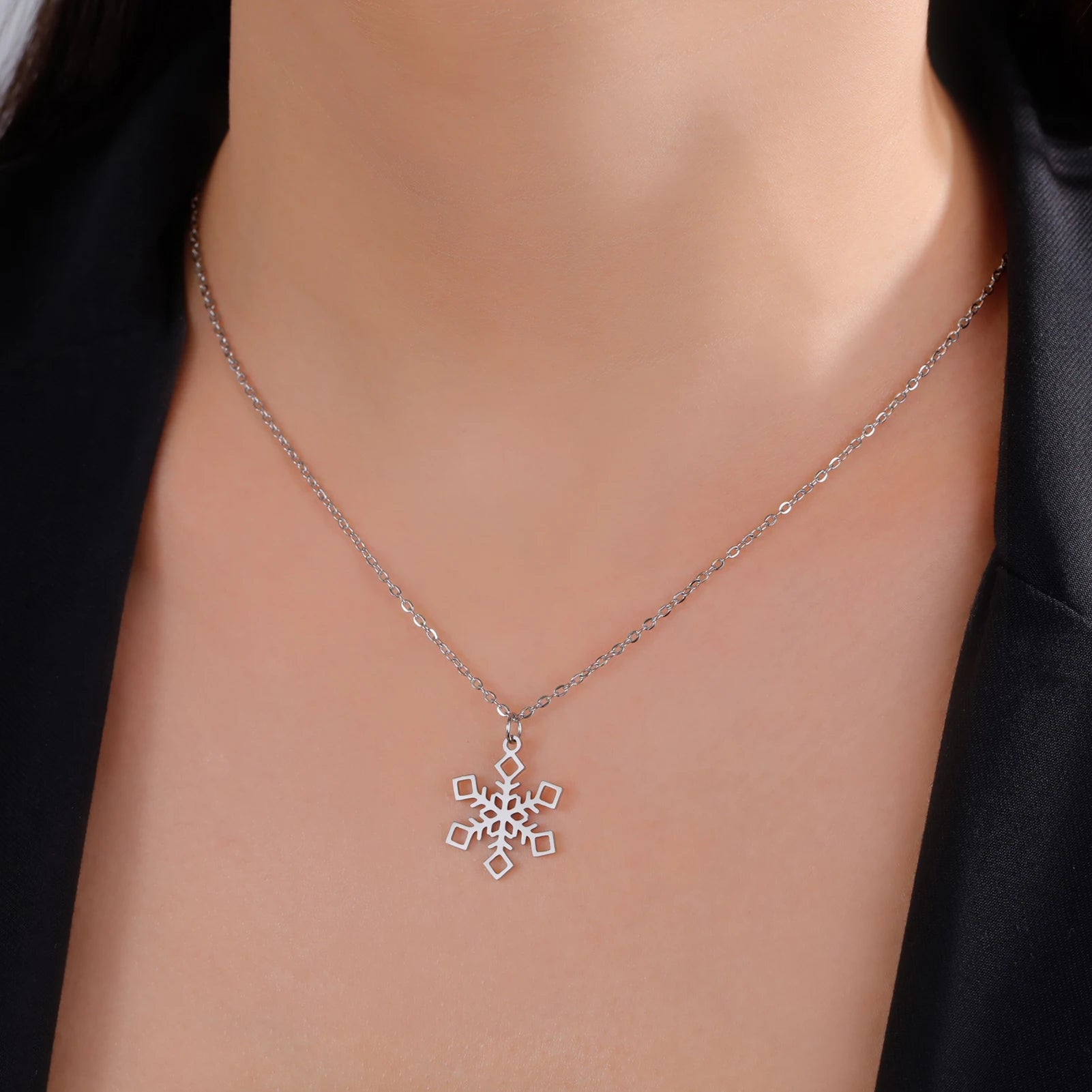 Collier pendentif de Noël en acier inoxydable Cazador pour femme Père Noël Bonhomme de neige Arbre Élan Flocon de neige Bijoux Cadeau de famille 2024