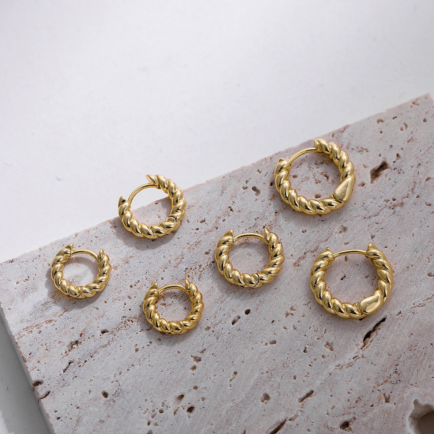 New Trendy Twisted Small Hoop Earrings for Women Fashion Gold Color Metal Circle Tiny Hoops Huggie Ear Buckle Jewelry 2023