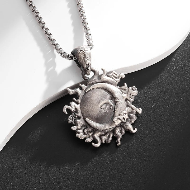 Collier pendentif rond rétro punk soleil étreignant la lune adapté aux hommes et aux femmes tendance de la mode couples bijoux commémoratifs cadeaux