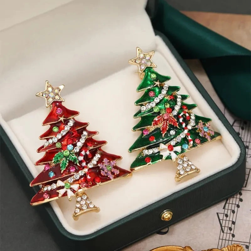 Xmas Enamel Brooch / Christmas Tree Shaped Wreath