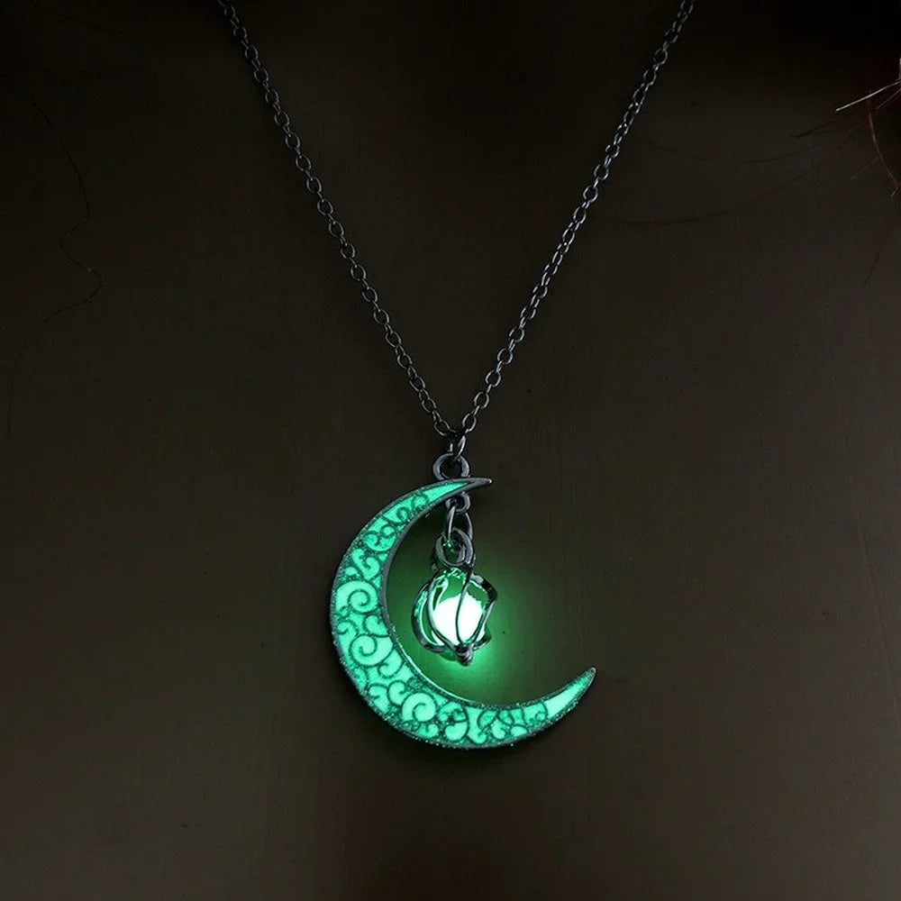 Colgante de jaula hueca luminosa con forma de luna, estrella y planeta que brilla en la oscuridad, novedoso collar para regalo de Halloween