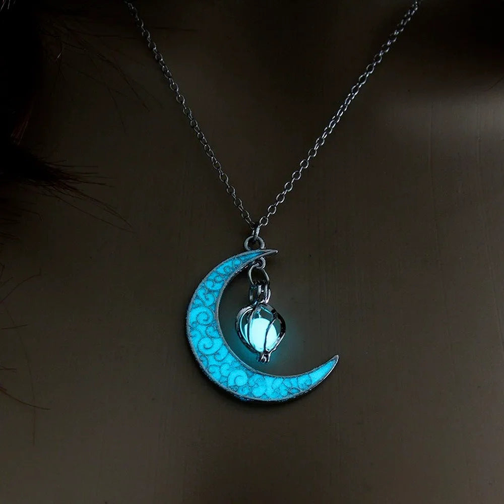 Colgante de jaula hueca luminosa con forma de luna, estrella y planeta que brilla en la oscuridad, novedoso collar para regalo de Halloween