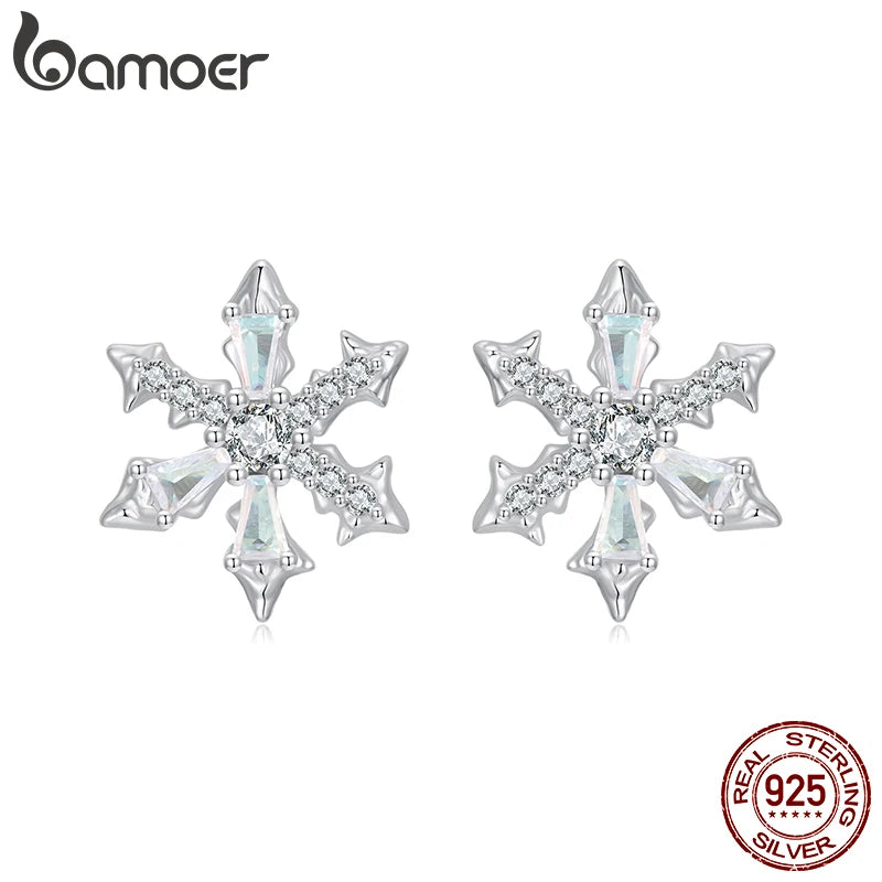 Boucles d'oreilles flocon de neige BAMOER en argent sterling 925, boucles d'oreilles à tige scintillantes en forme de flocon de neige d'hiver en zircone cubique, cadeaux de Noël pour femmes BSE1132