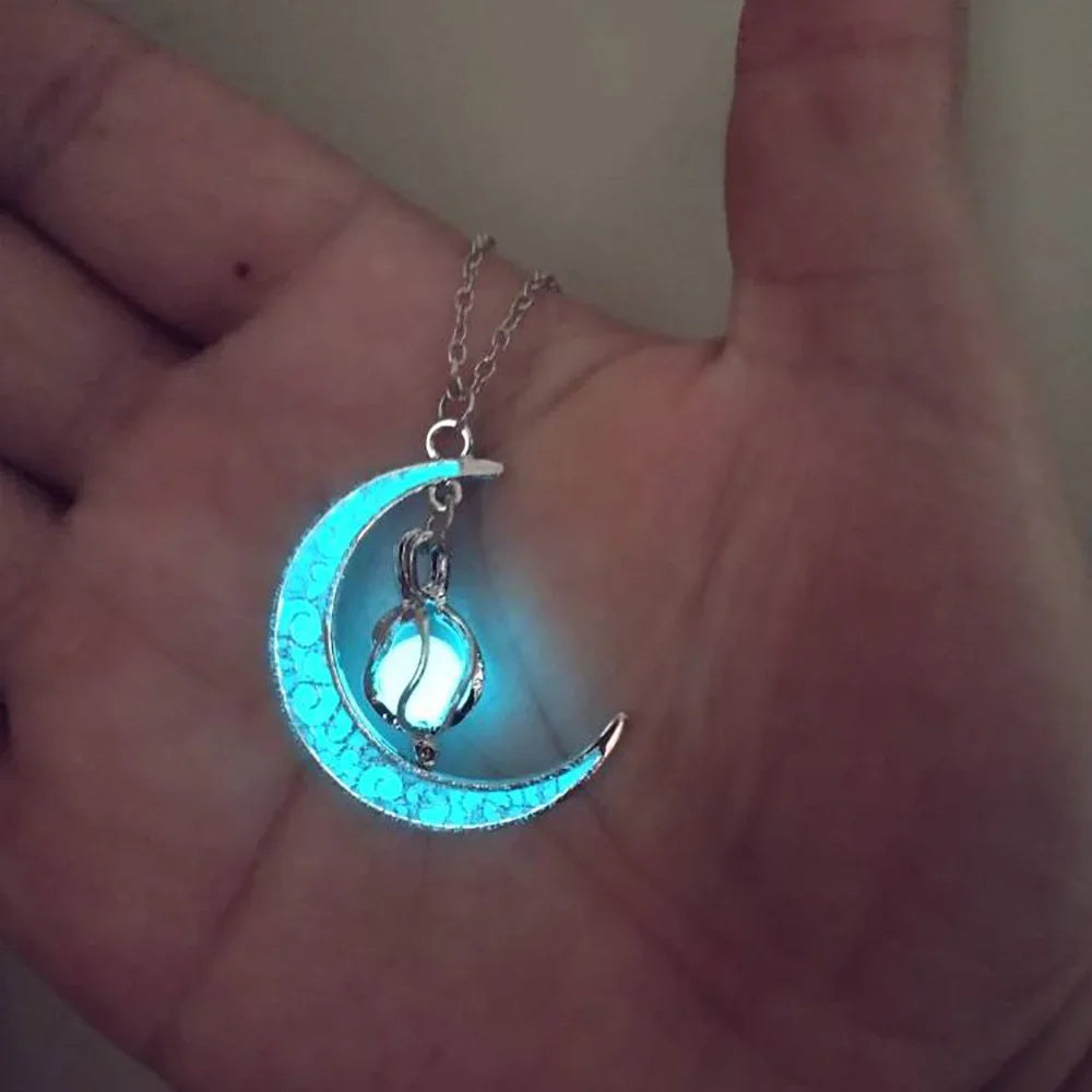 Colgante de jaula hueca luminosa con forma de luna, estrella y planeta que brilla en la oscuridad, novedoso collar para regalo de Halloween