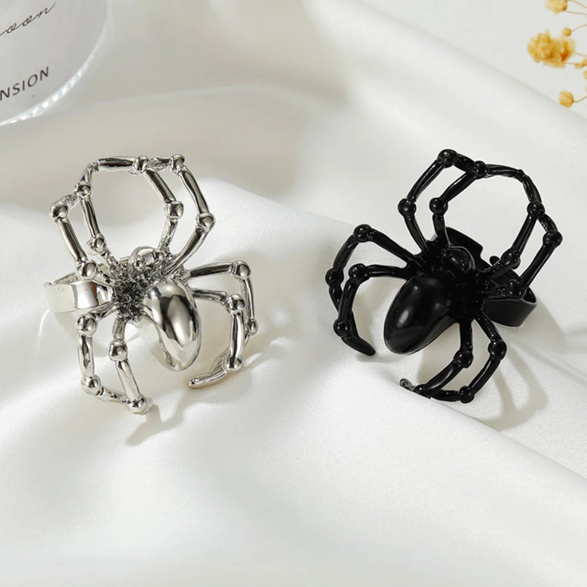 Anillos góticos de Halloween con araña negra