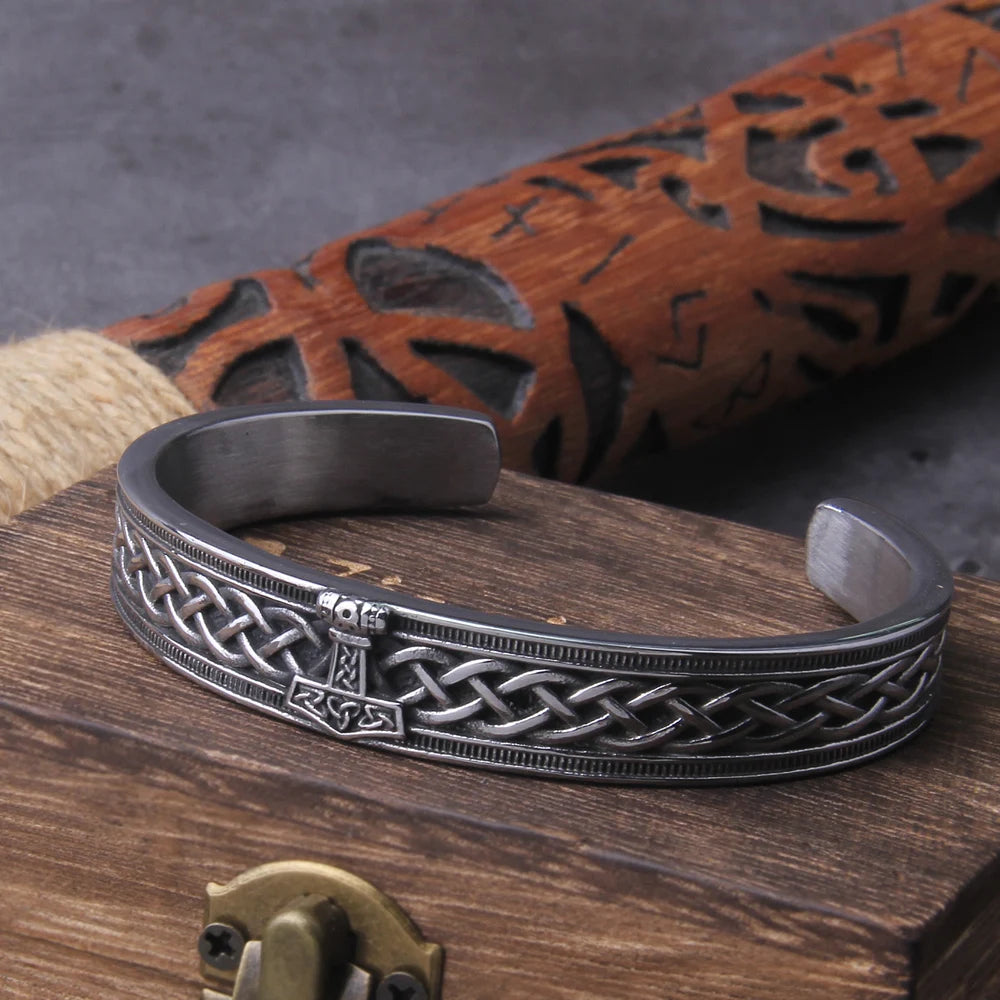 Bracelet runique nordique fait main en acier inoxydable pour homme avec marteau de Thor viking qui ne se décolore jamais avec une boîte en bois en cadeau