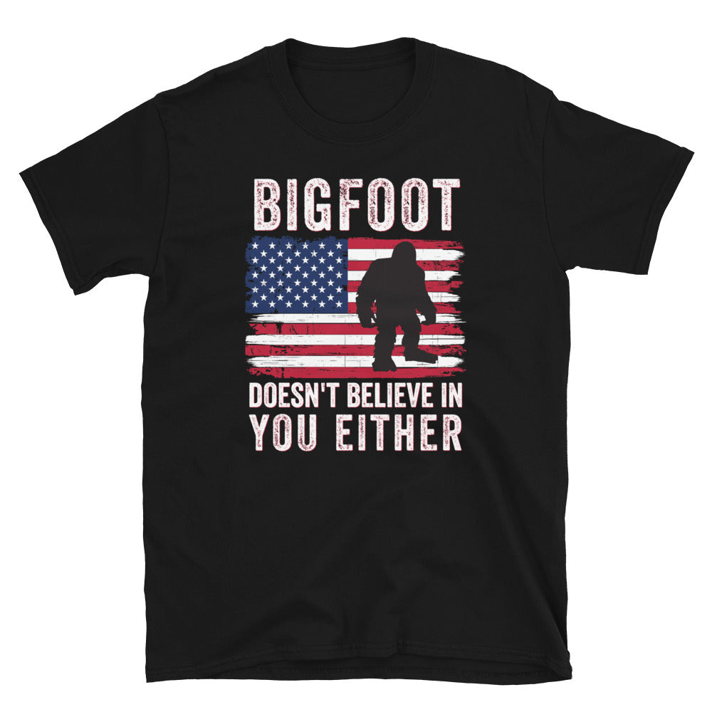 Bigfoot tampoco cree en ti camiseta, camisa divertida de Big Foot, bandera estadounidense de EE. UU. Bigfoot, camisa Sasquatch, camiseta Yeti, camiseta creyente