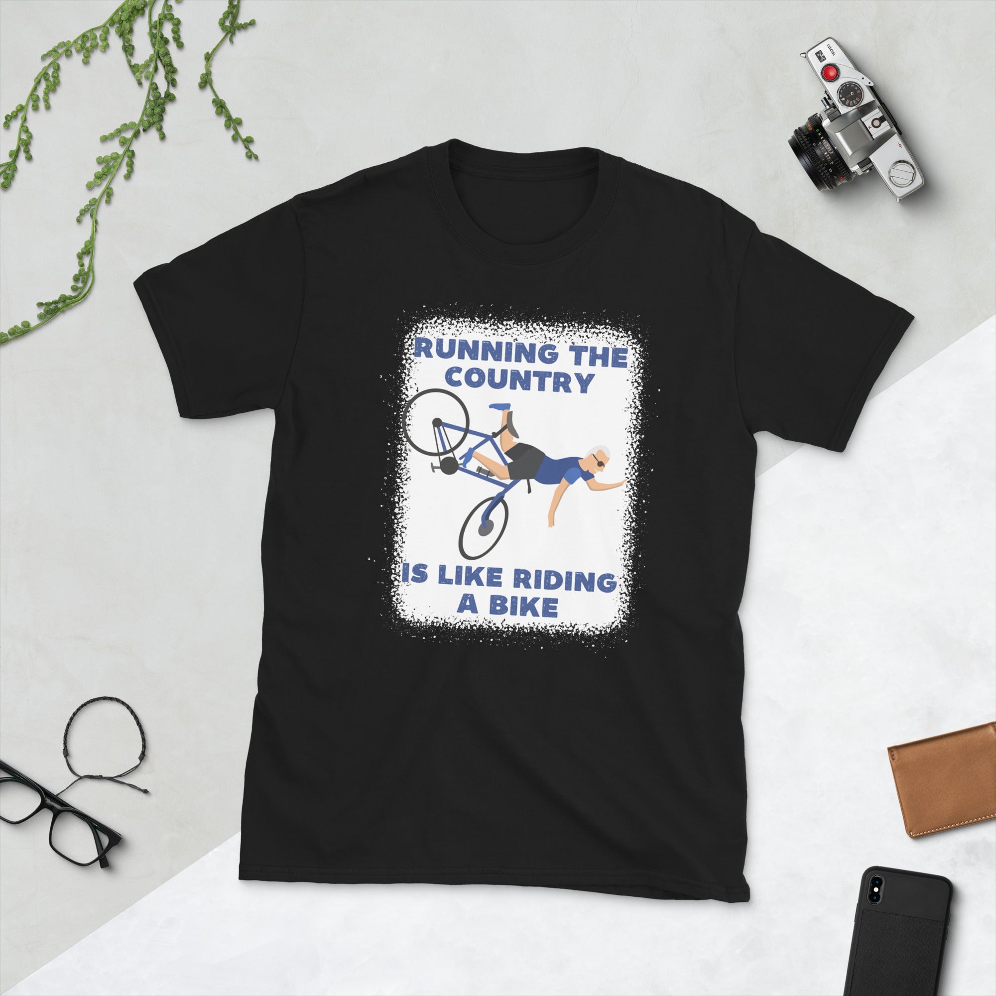 Correr el país es como andar en bicicleta camisa blanqueada, camiseta divertida de Biden, caída de bicicleta de Joe Biden, camisa aturdida de Biden, camiseta Biden FJB confundida