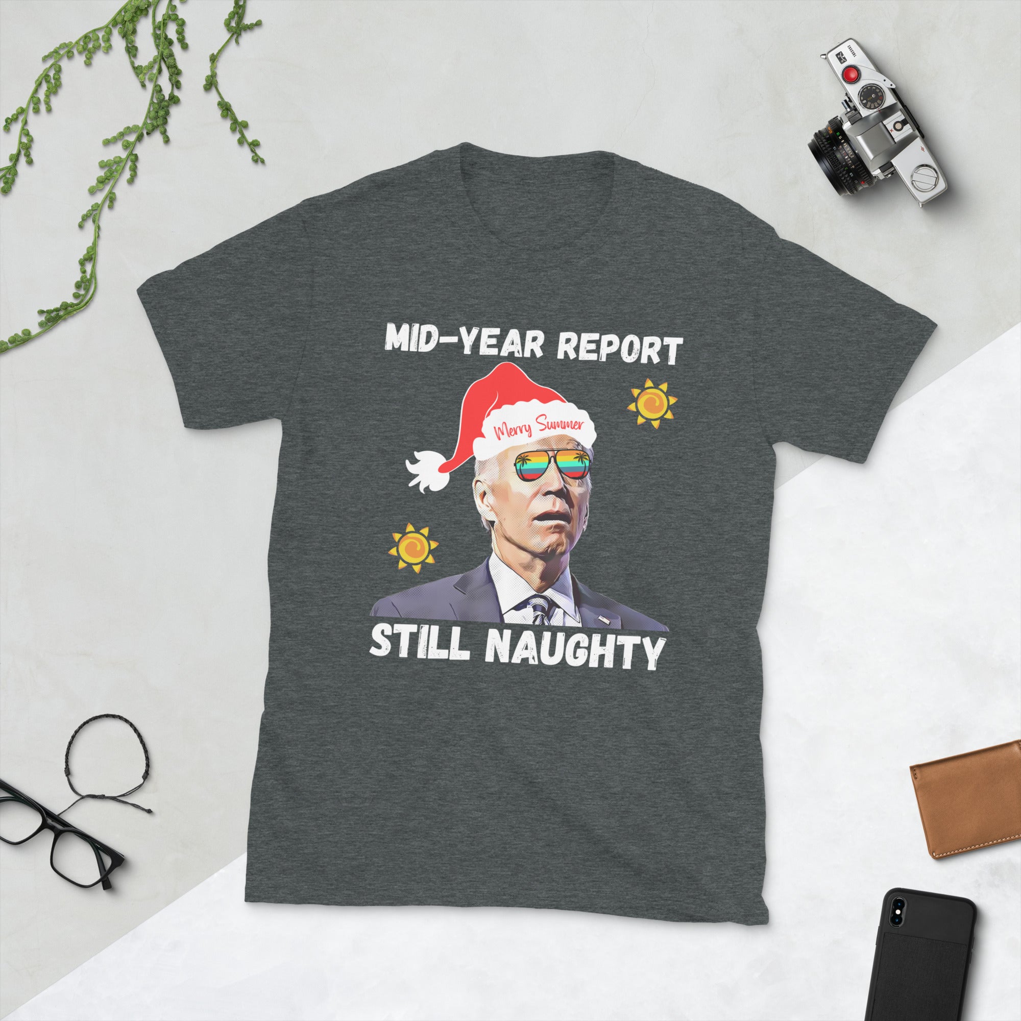 Mid Year Report Still Naughty, Weihnachten im Juli Biden Shirt, Sommerferien Shirt, Mid Year Report Lustiges Santa Biden T-Shirt, Republikaner Geschenke