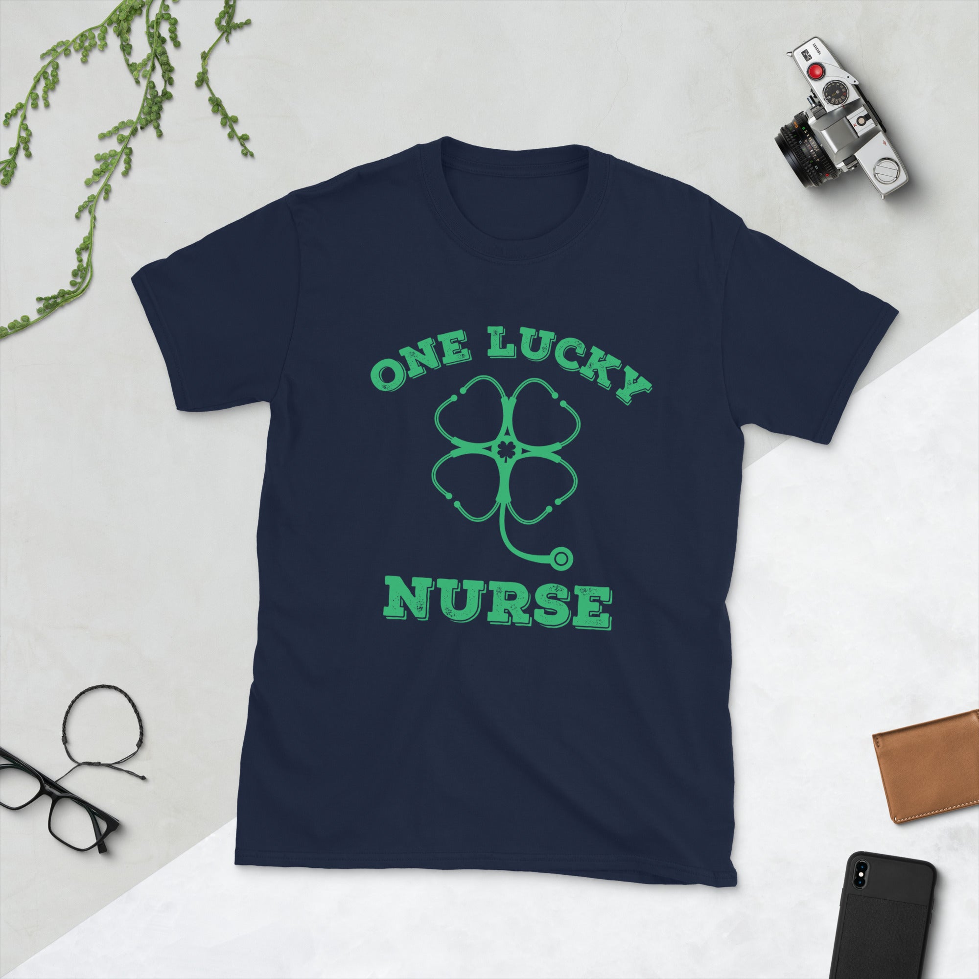 Camisa de enfermera de San Patricio, camiseta de una enfermera afortunada, regalo de enfermera irlandesa, estetoscopio de trébol, regalos de enfermera para San Patricio, camisa de enfermera afortunada