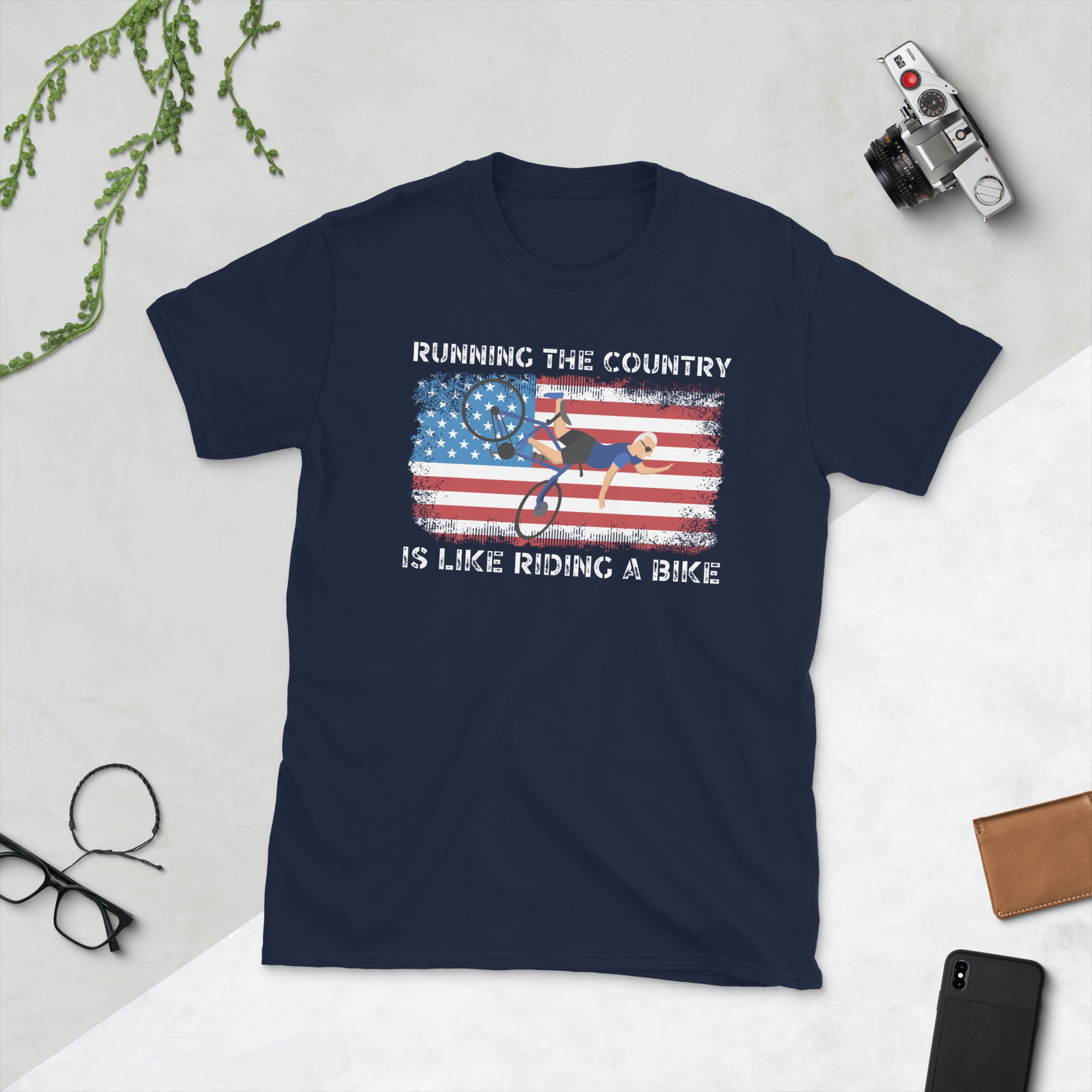 Running The Country Is Like Riding A Bike Flag Shirt, Lustiges Biden T-Shirt, Joe Biden Fahrrad Herbst, Biden Dazed Tshirt, Verwirrtes Biden FJB Shirt