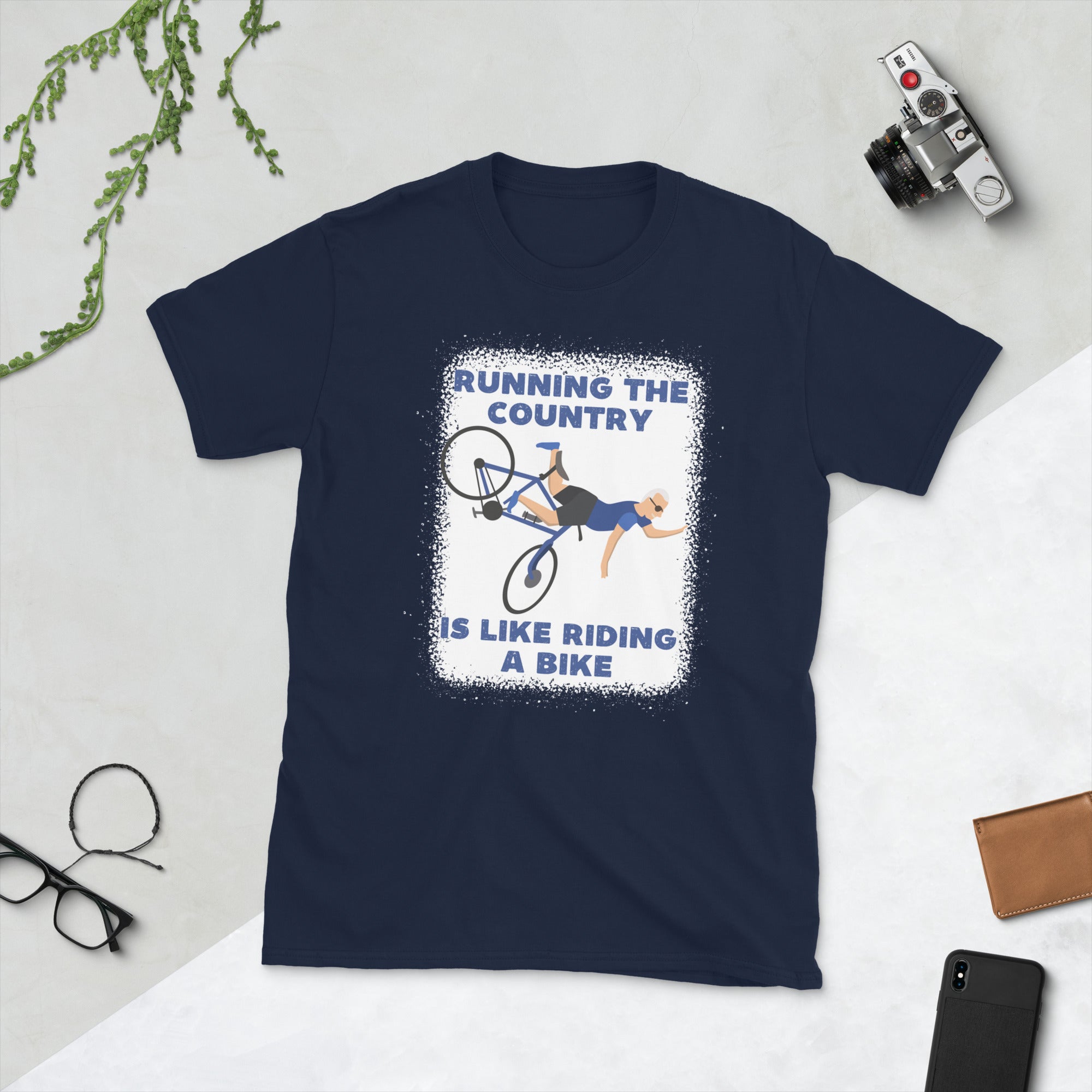 Correr el país es como andar en bicicleta camisa blanqueada, camiseta divertida de Biden, caída de bicicleta de Joe Biden, camisa aturdida de Biden, camiseta Biden FJB confundida