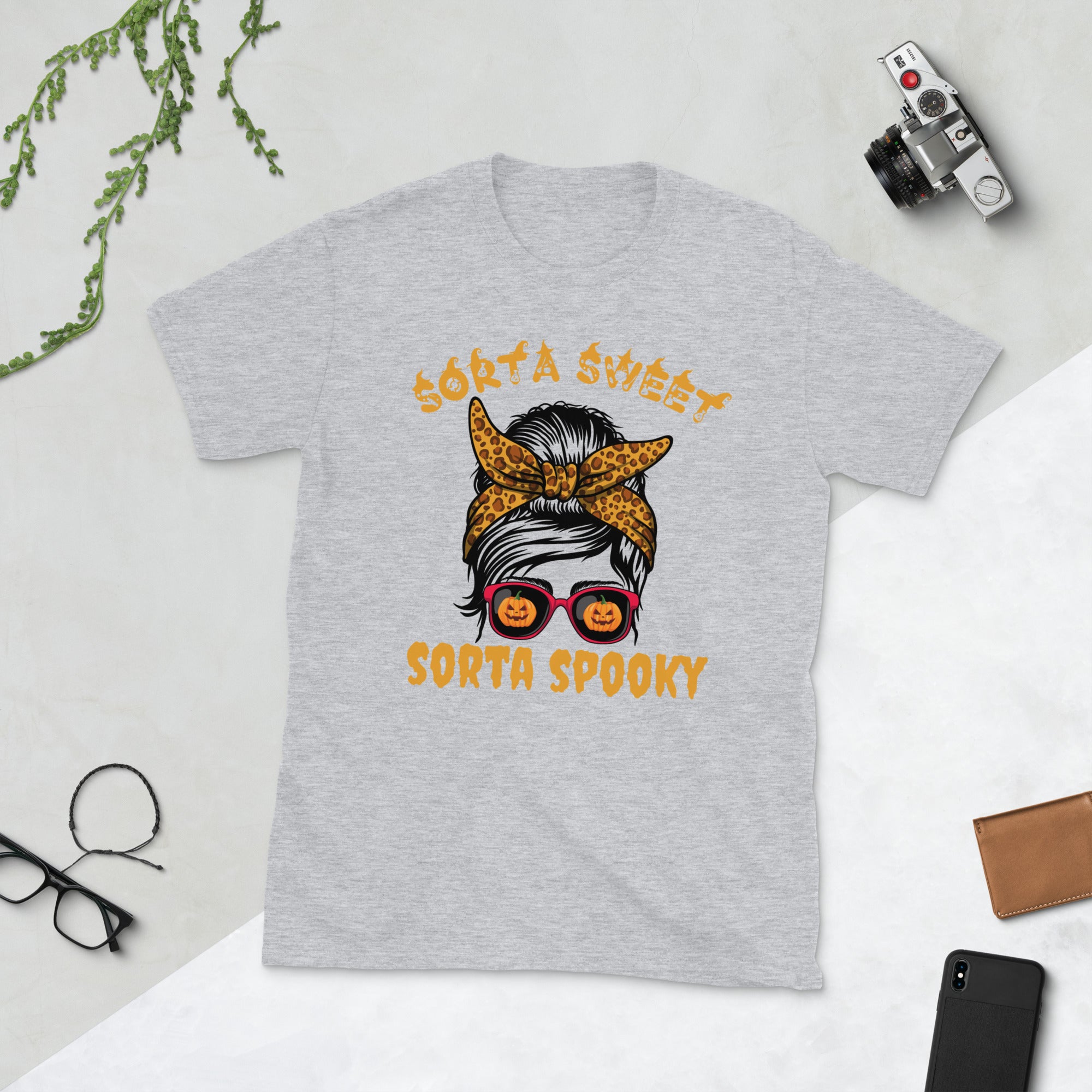 Sorta Sweet Sorta Spooky Shirt, Messy Bun Halloween Kostüm, Kürbis Shirt, Gruselige Jahreszeit Shirt, Lustige Halloween Geschenke