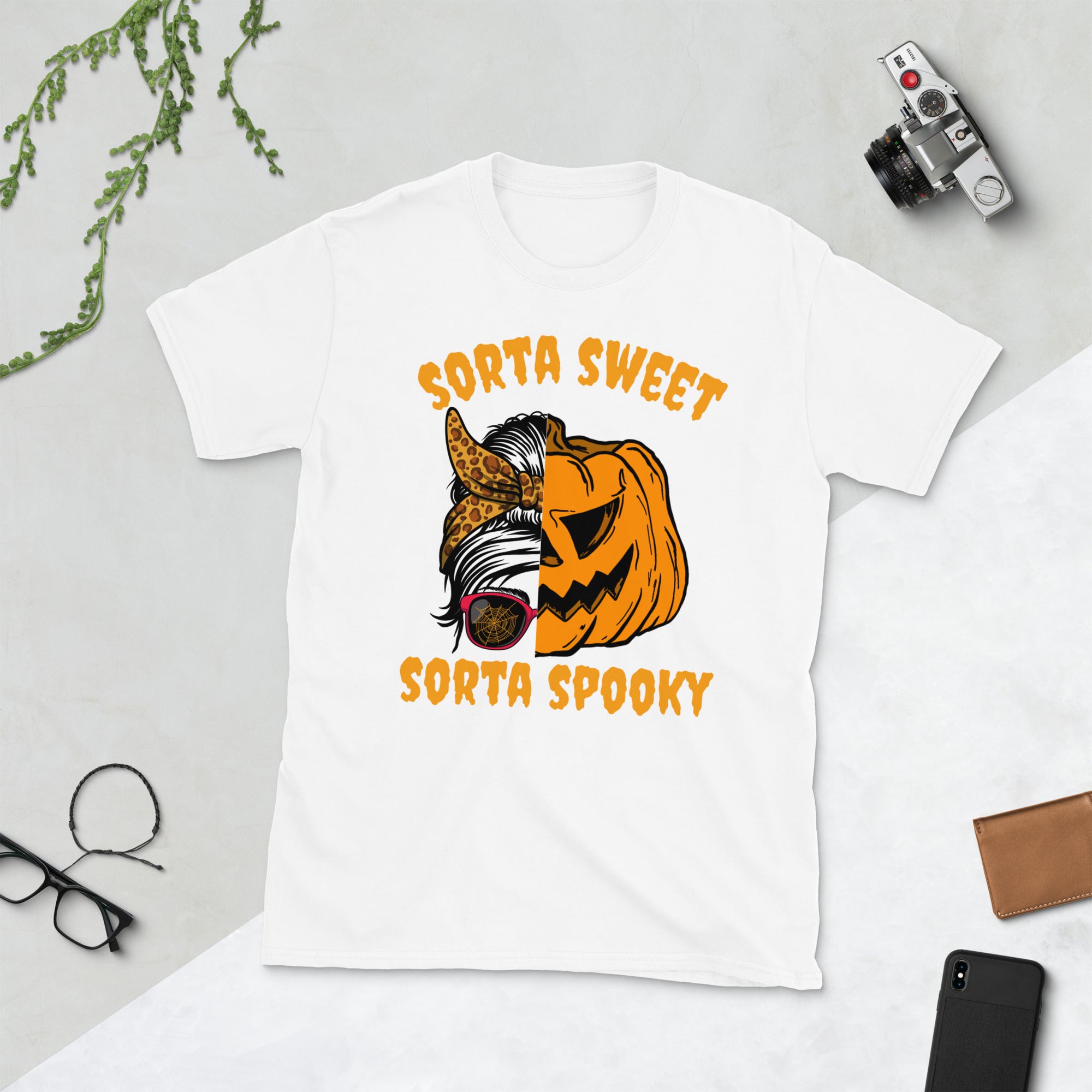 Sorta Sweet Sorta Spooky, Messy Bun Camisa de disfraces de Halloween, Camisa de calabaza, Camisa de temporada espeluznante, Regalos divertidos de Halloween, Camiseta con estampado de leopardo
